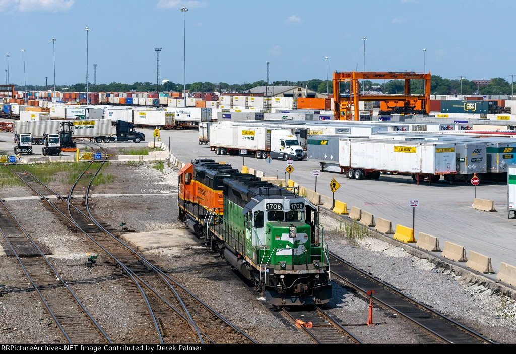 BNSF 1706 parked at Cicero Yard 